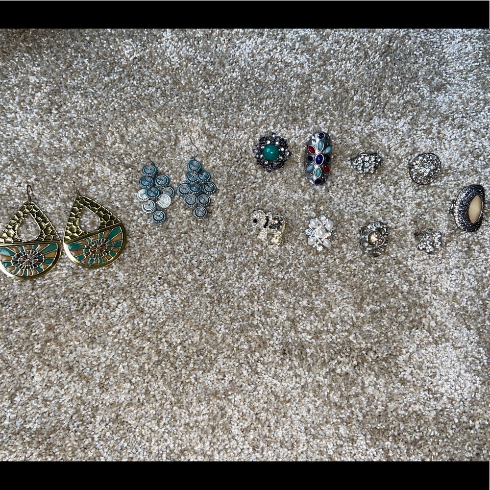 Jewelry lot 9 rings (adjustable) 2 pair earrings